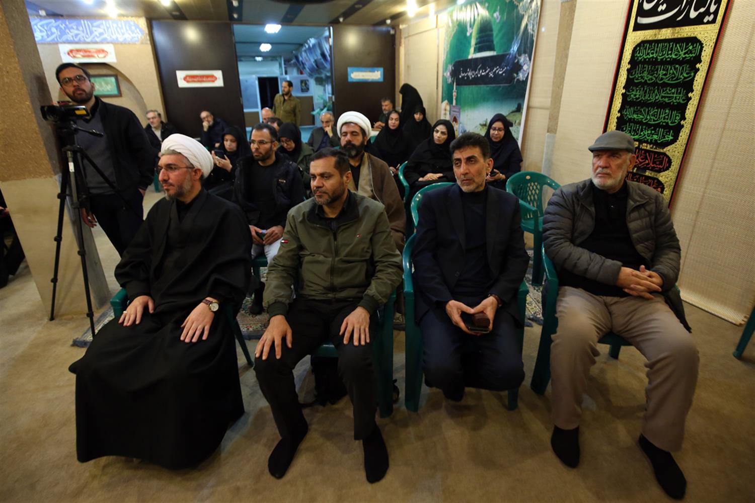 شاعران همدانی در محفل شعر با آیت‌الله سیدمجتبی خامنه‌ای بیعت کردند