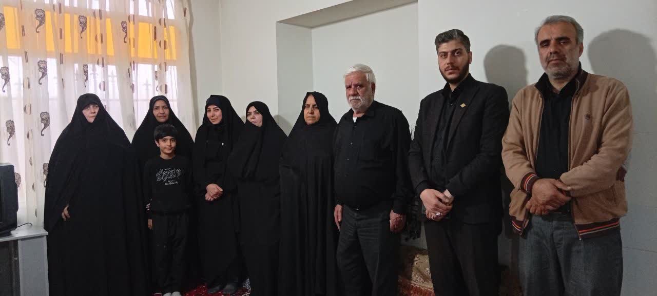 تکریم خانواده شهدای جنگ رمضان در تویسرکان