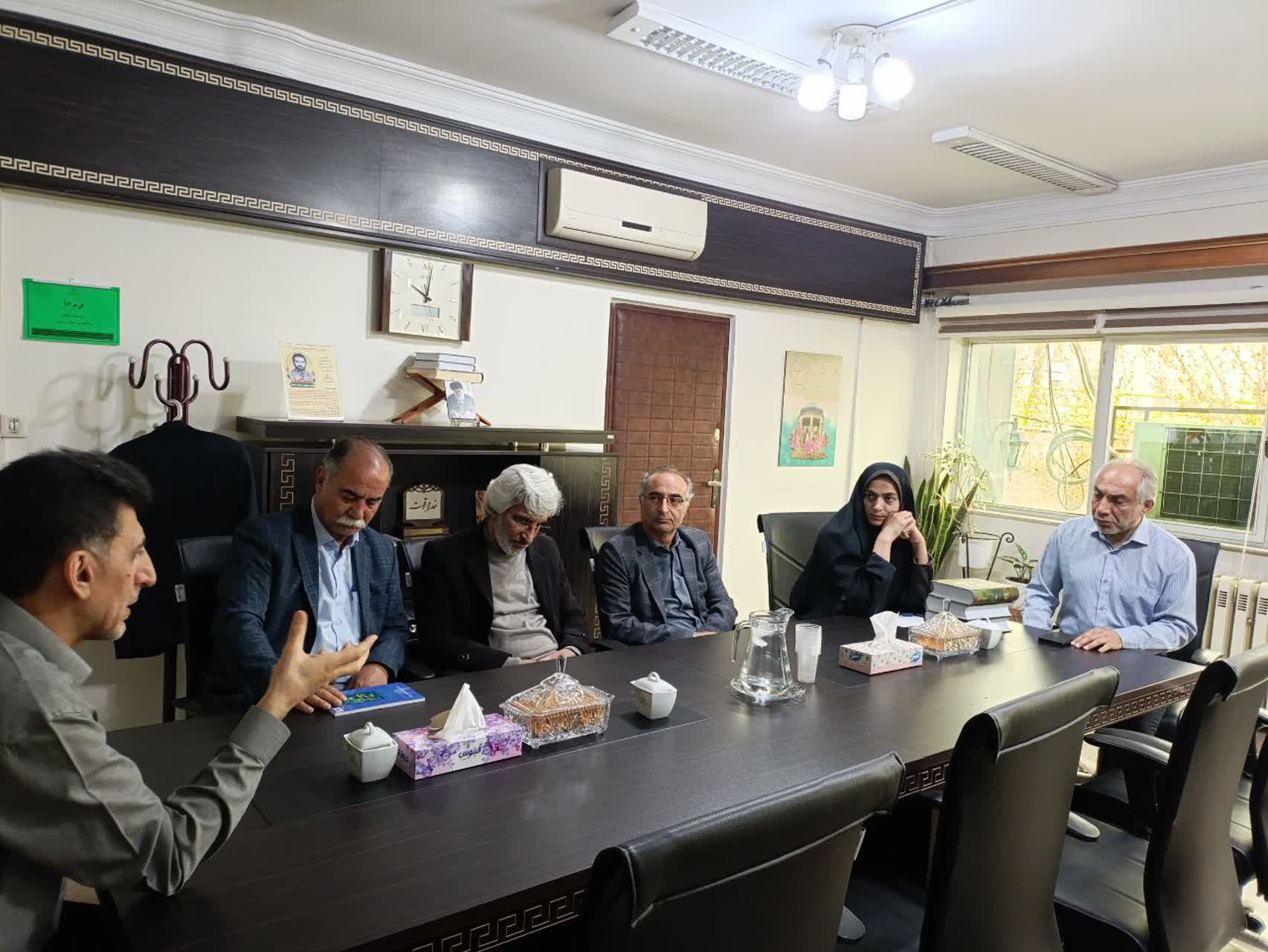 دیدار شاعران پیشکسوت همدان با مدیرکل فرهنگ و ارشاد اسلامی استان