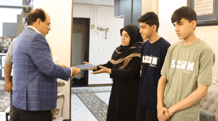 دیدار مسئولان صنعت آب و فاضلاب کشور با خانواده‌ سقایان شهید همدان
