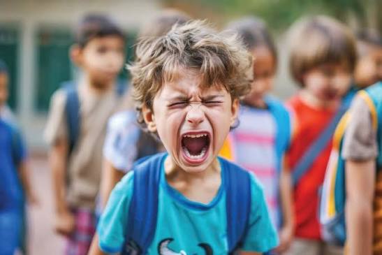 والدین هلیکوپتری؛ وقتی عشق به فرزند، مسیر رشد او را مسدود می‌کند